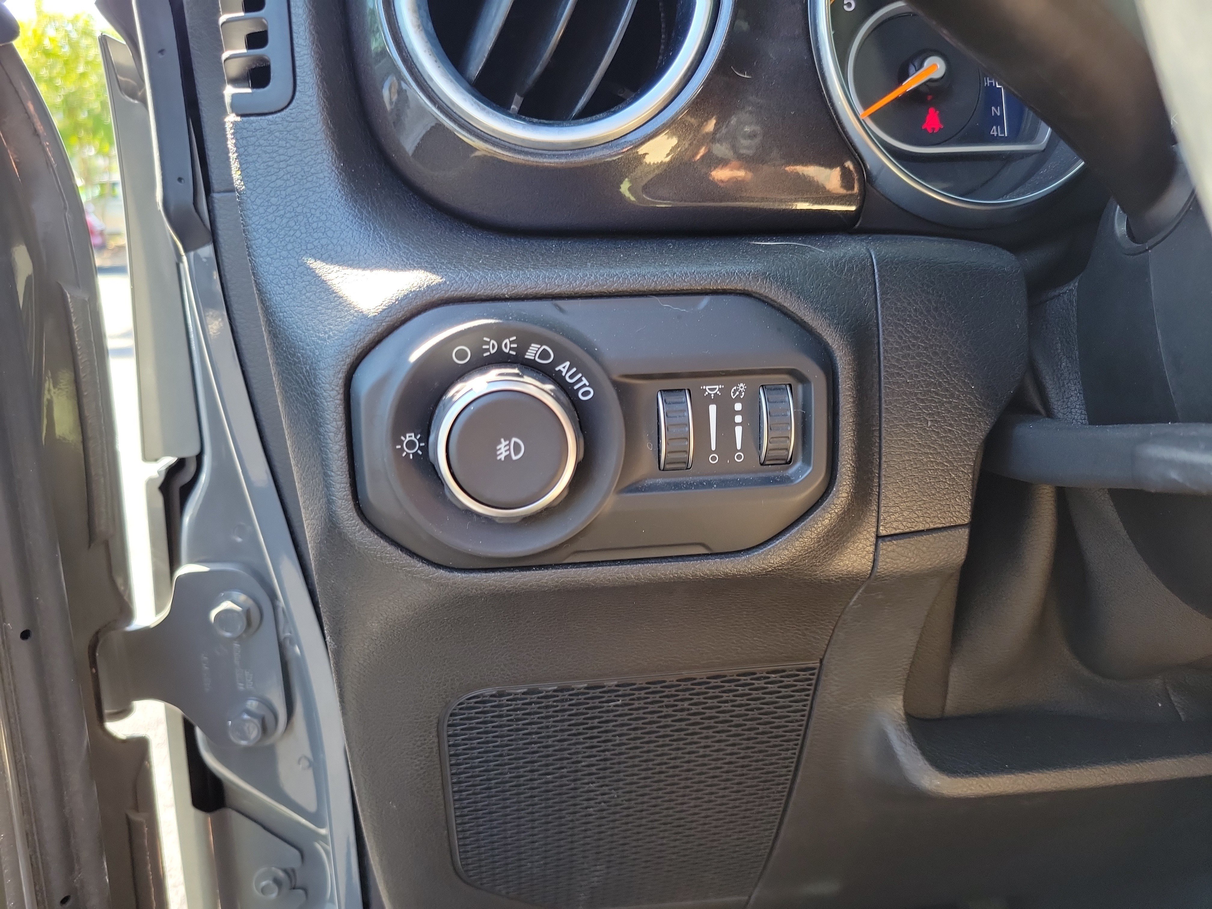Used 2020 Jeep Wrangler Unlimited Sahara AWD/4WD image 11