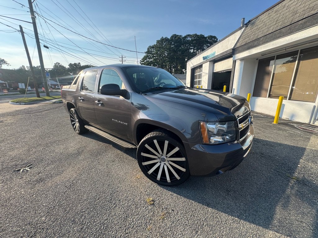 Used 2010 Chevrolet Avalanche LS w/ Interior Plus Package AWD/4WD image 2