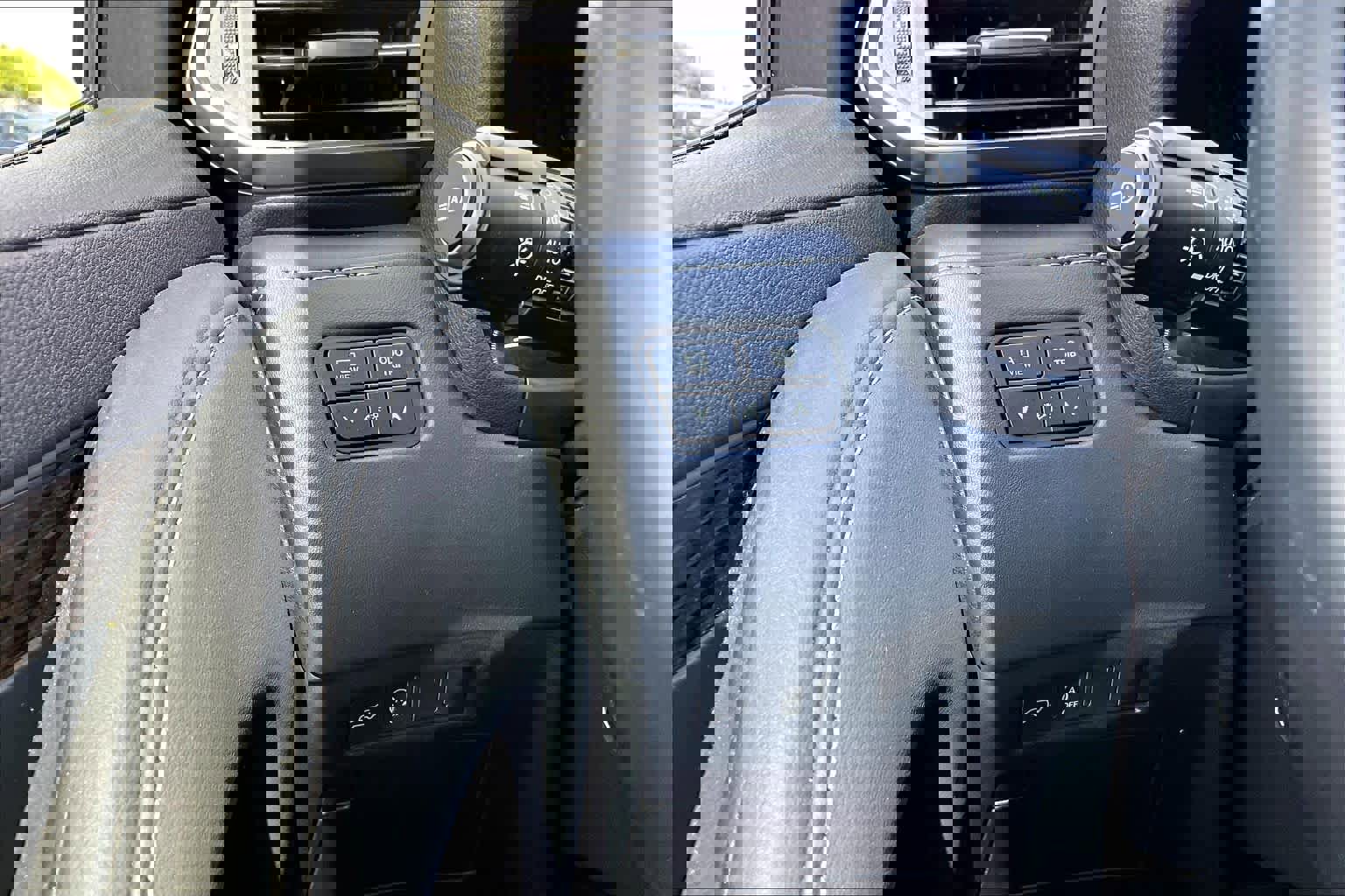 Used 2023 Lexus LX 600 4WD w/ Accessory Package (Z1) image 36