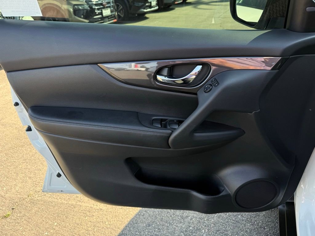 Used 2017 Nissan Rogue SV w/ SV Premium Package image 18