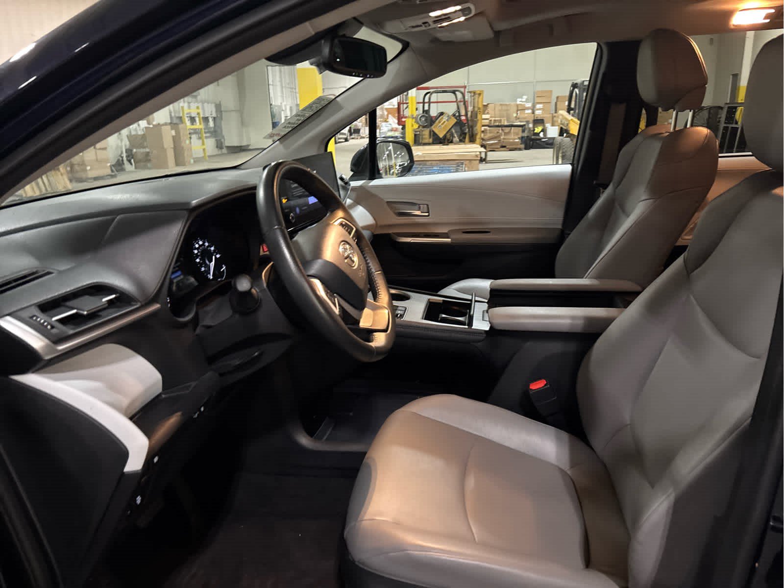 Certified 2025 Toyota Sienna XLE FWD image 9