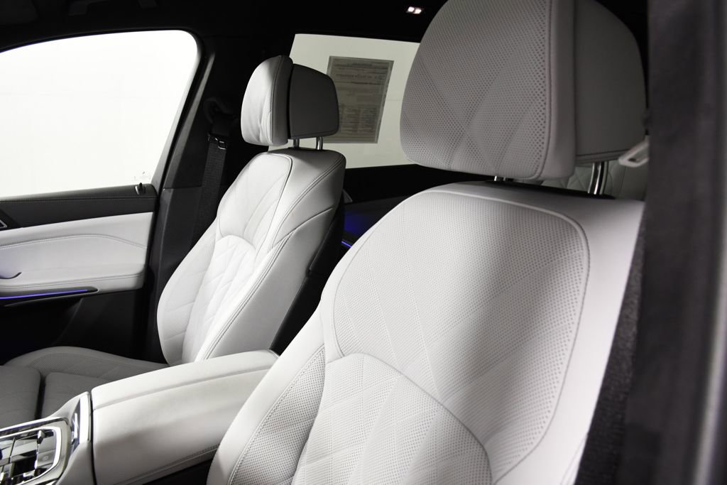 Used 2024 BMW X7 xDrive40i w/ Premium Package image 17