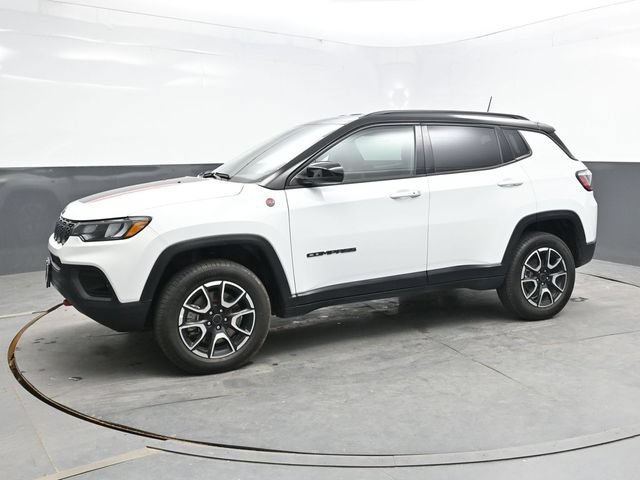 Used 2025 Jeep Compass Trailhawk AWD/4WD image 3
