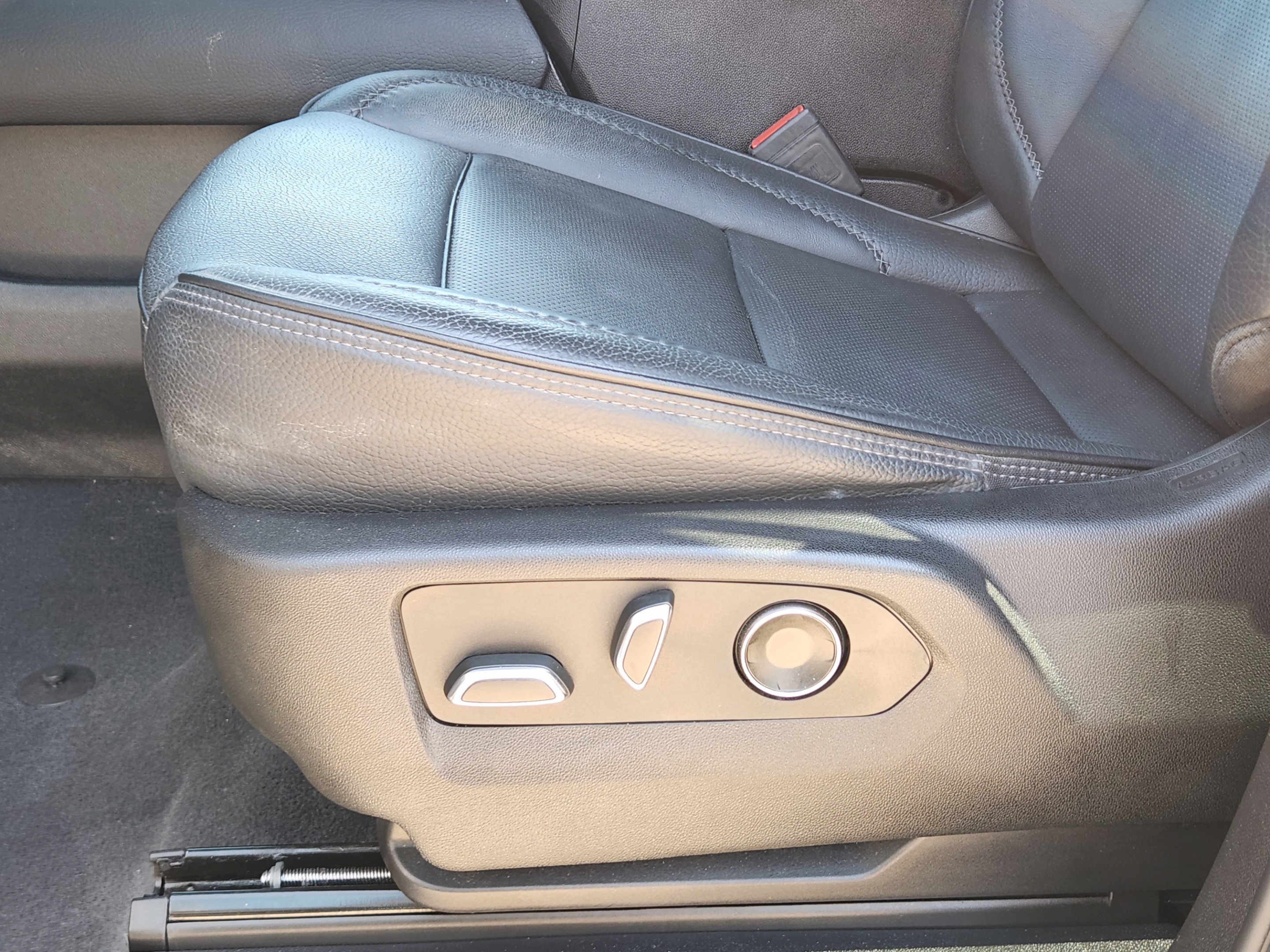 Used 2023 GMC Yukon Denali w/ LPO, Floor Liner Package AWD/4WD image 16