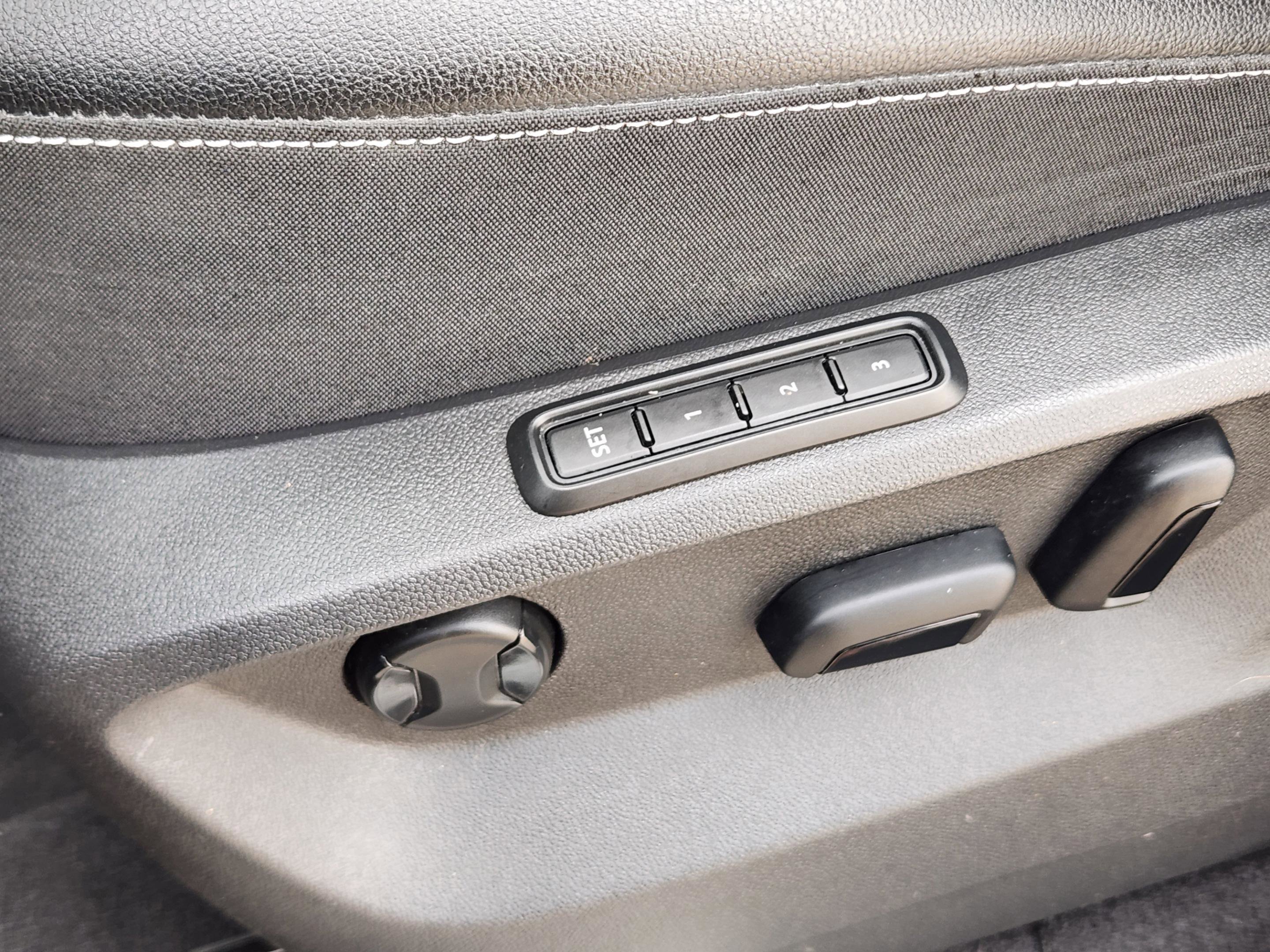 Used 2023 Volkswagen Atlas SEL R-Line image 22