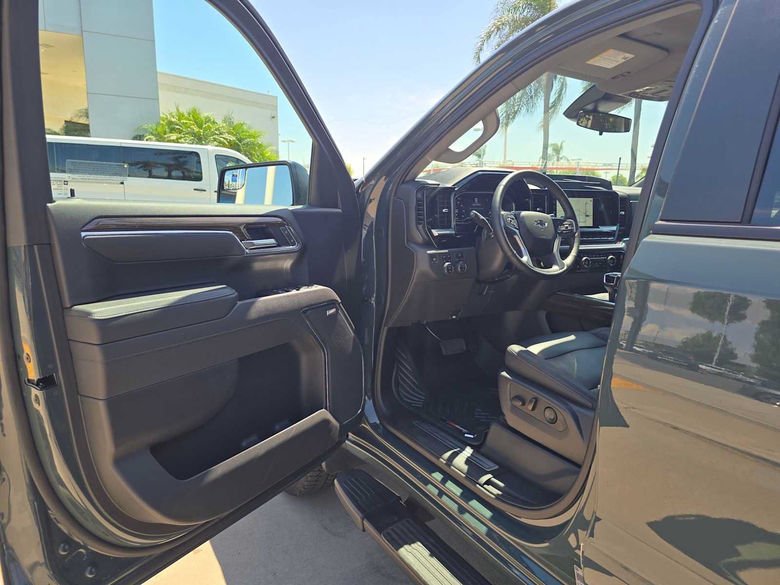 Used 2025 Chevrolet Silverado 1500 LT Trail Boss w/ Convenience Package II AWD/4WD image 19