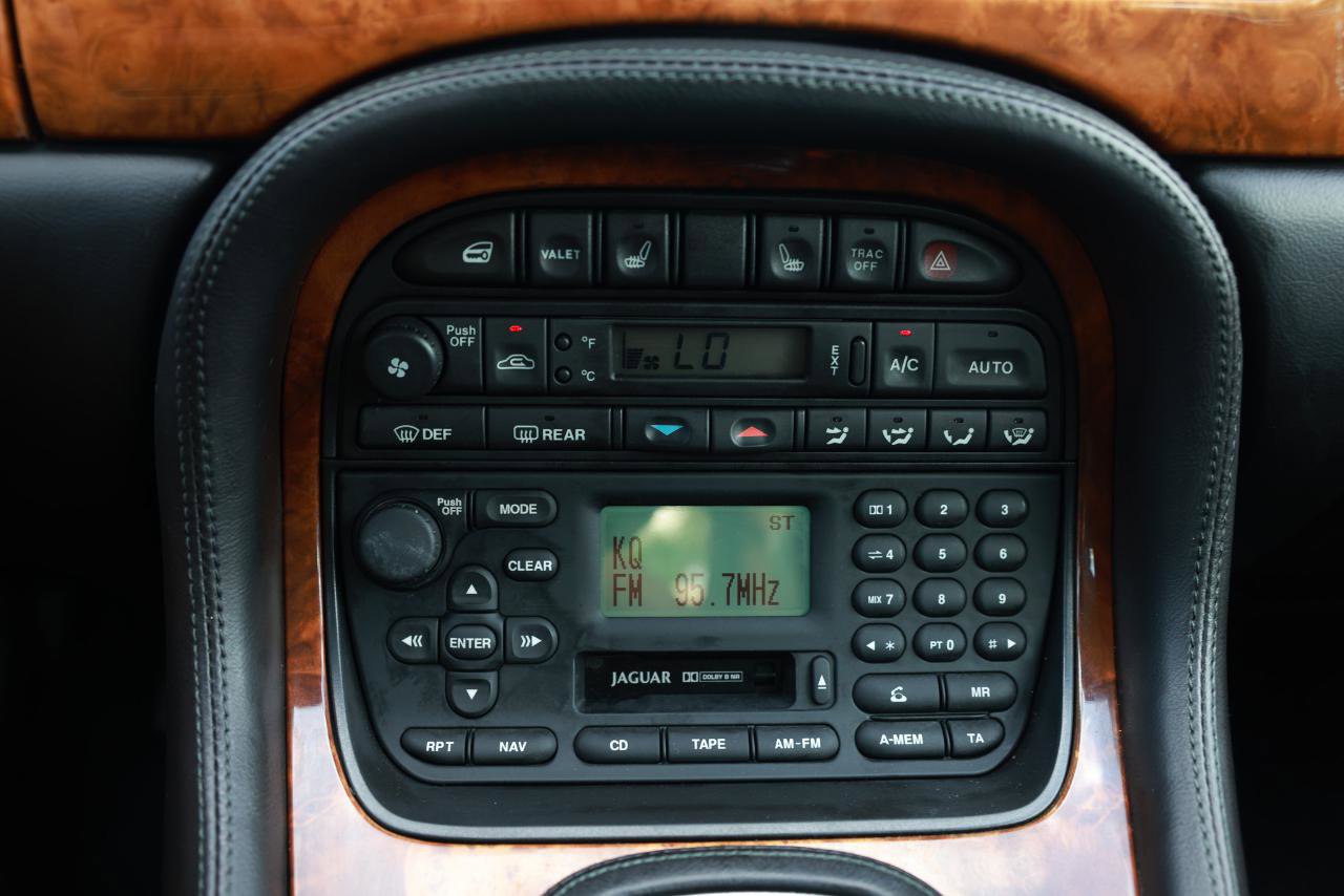 Used 2002 Jaguar XJ8 RWD image 33
