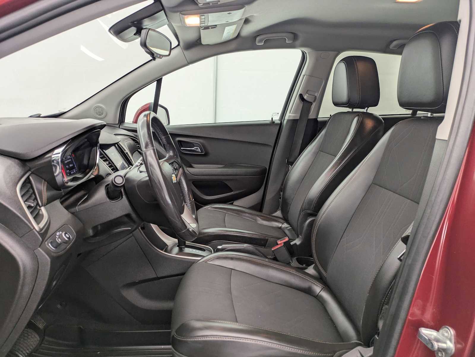 Used 2020 Chevrolet Trax LT w/ LT Convenience Package image 17