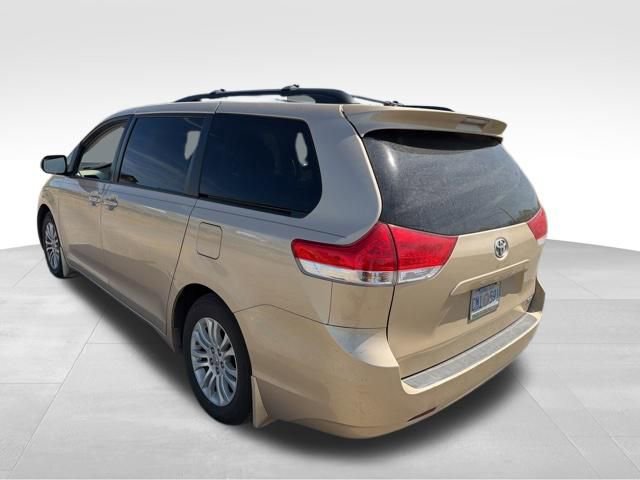 Used 2012 Toyota Sienna XLE w/ Entertainment Pkg image 6