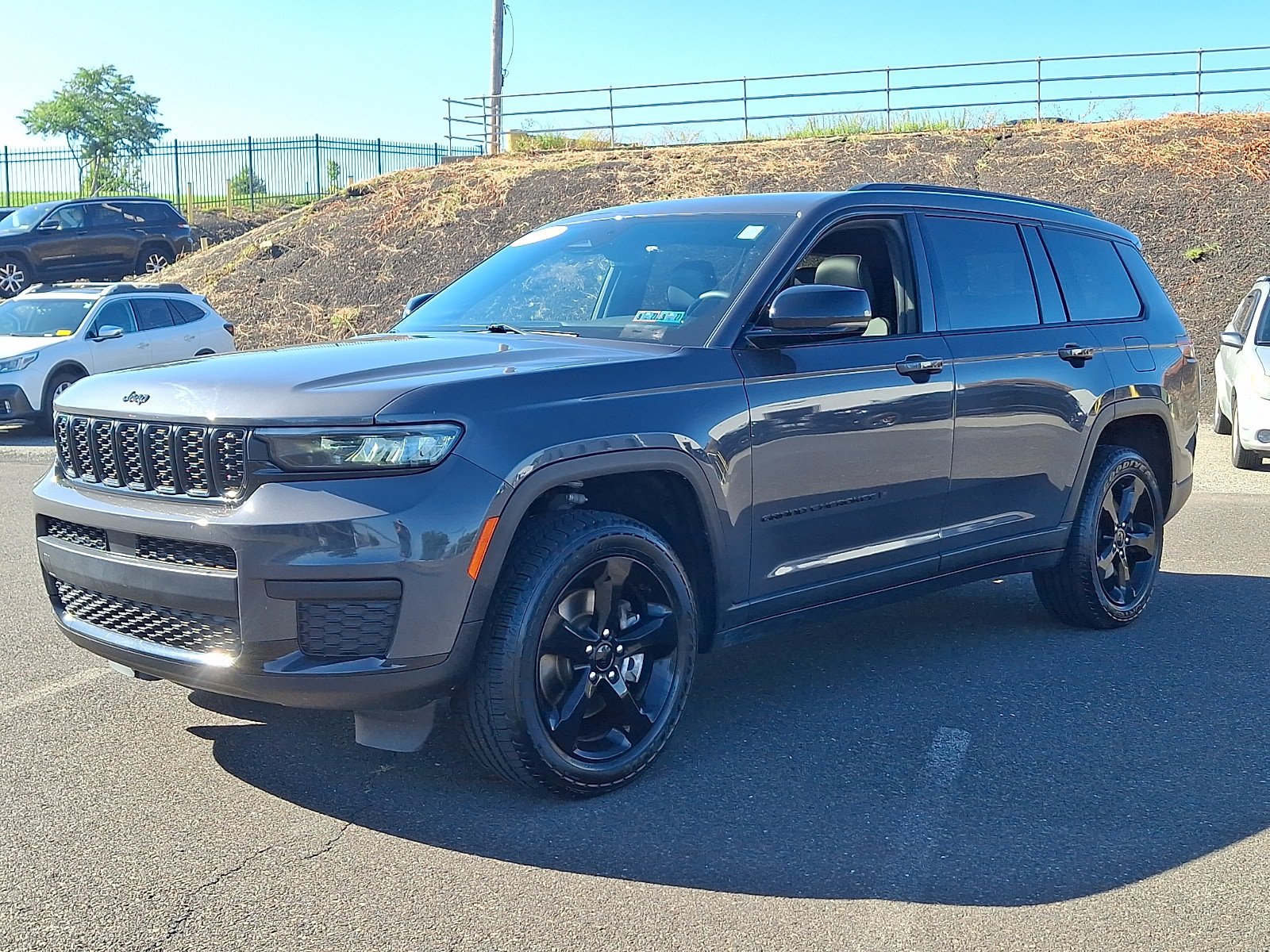 Certified 2023 Jeep Grand Cherokee L Altitude AWD/4WD image 3