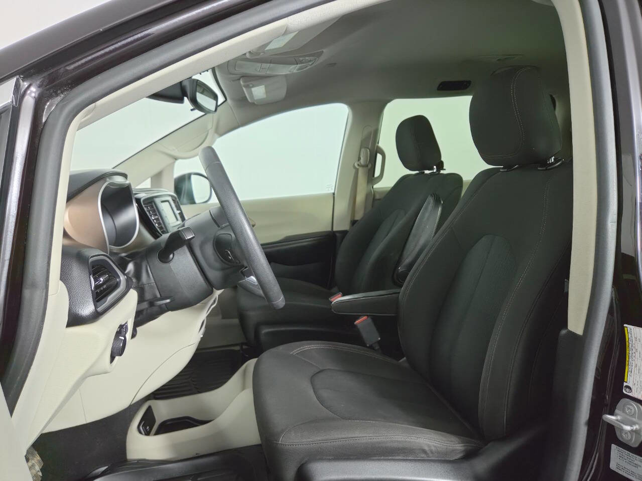 Used 2017 Chrysler Pacifica LX FWD image 18
