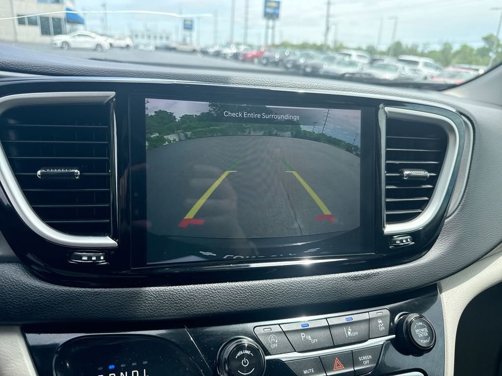 Used 2024 Chrysler Pacifica Touring-L FWD image 17