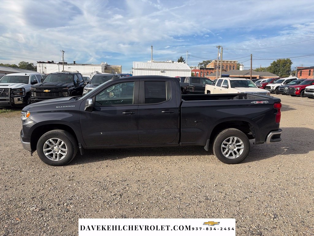Used 2022 Chevrolet Silverado 1500 LT AWD/4WD image 2