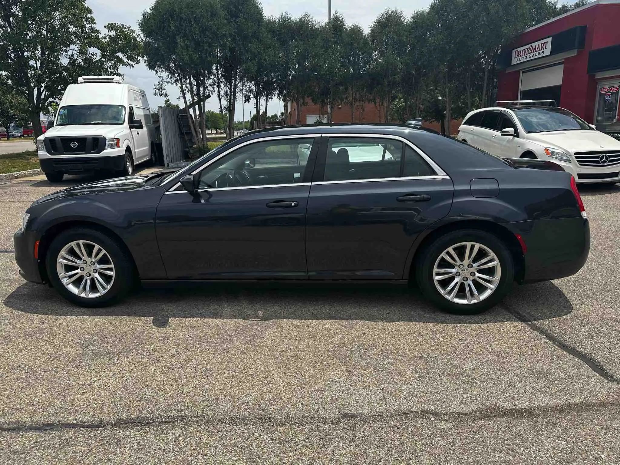 Used 2018 Chrysler 300 Touring w/ Driver Convenience Group image 6