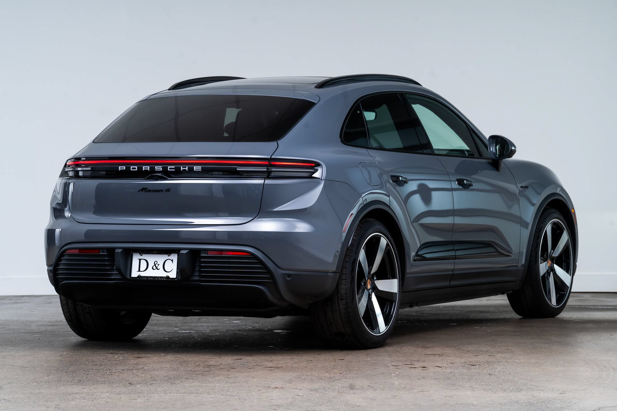 Used 2025 Porsche Macan 4 Electric AWD/4WD image 8