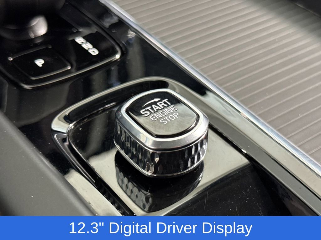 Certified 2025 Volvo XC60 B5 Core image 22