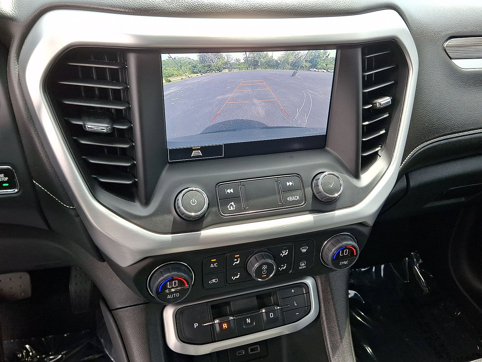 Used 2023 GMC Acadia SLT w/ LPO, Floor Liner Package FWD image 15
