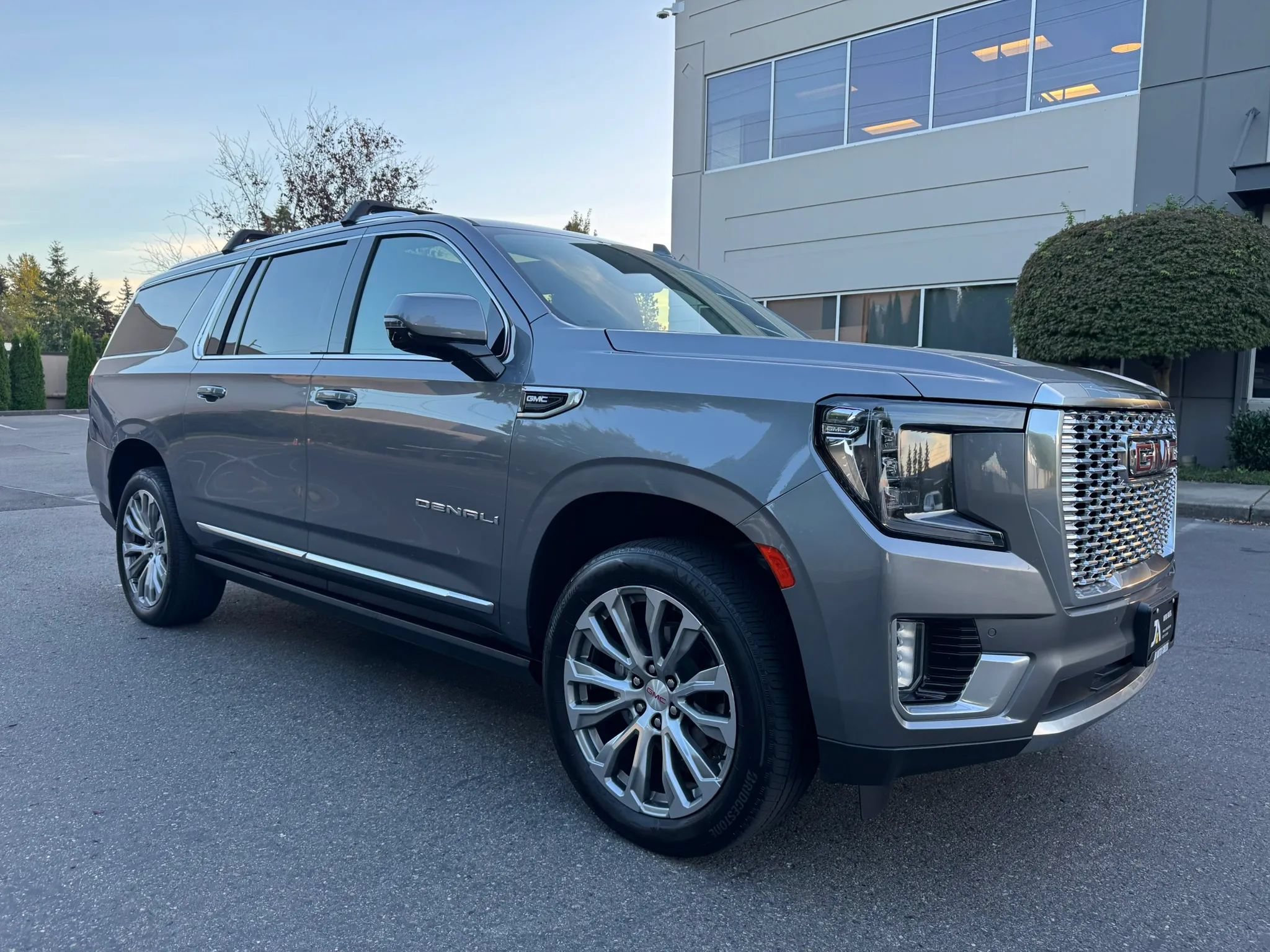 Used 2021 GMC Yukon XL Denali w/ Denali Premium Package AWD/4WD image 1