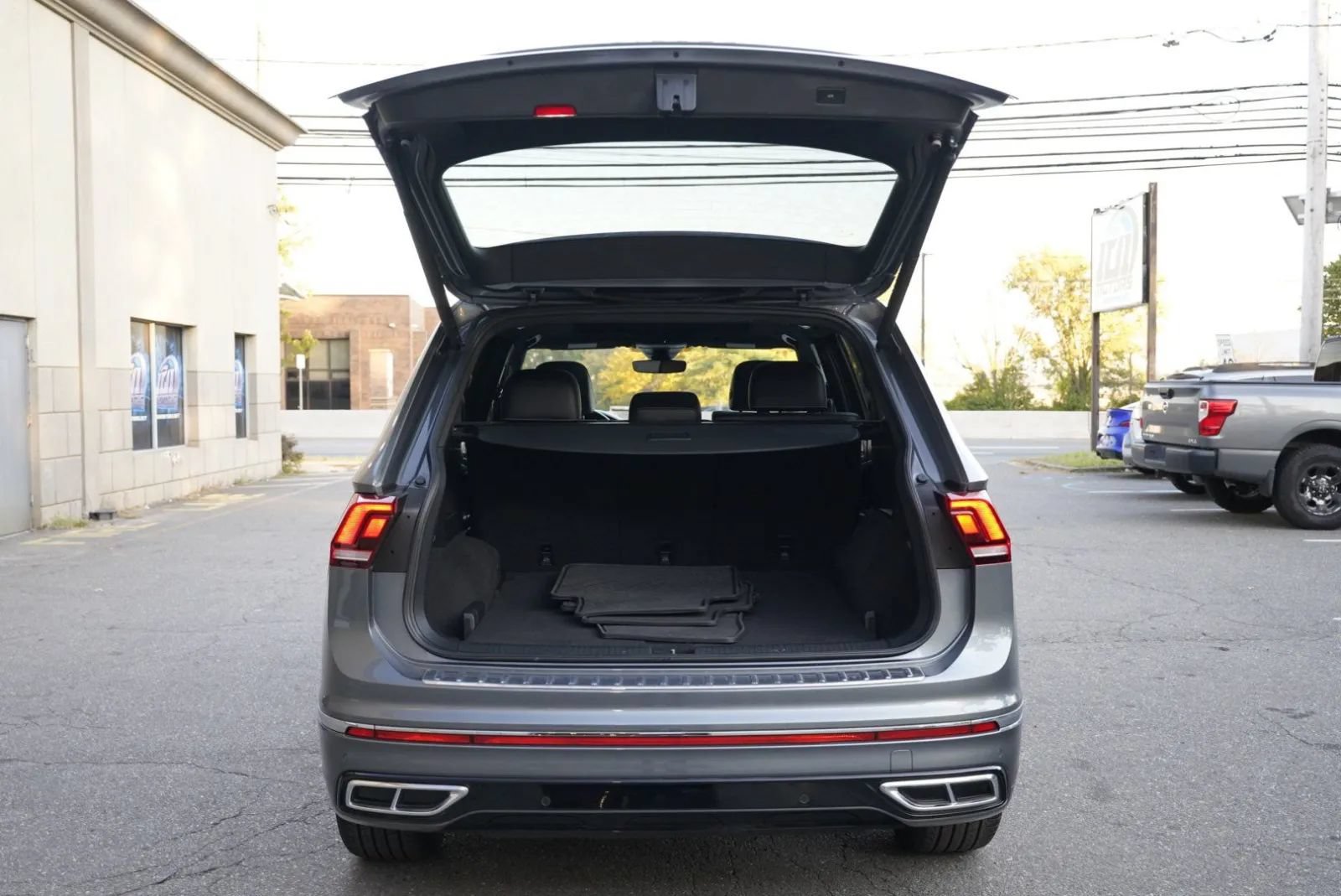 Used 2022 Volkswagen Tiguan SEL R-Line AWD/4WD image 30