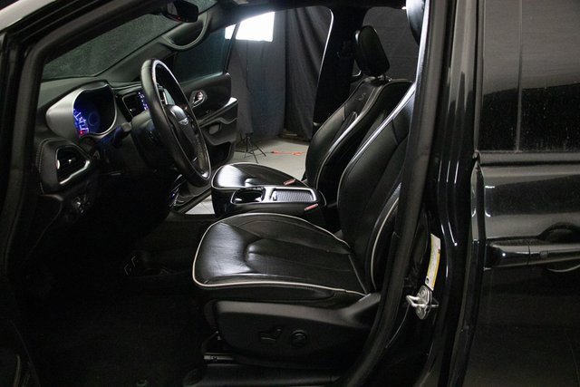 Used 2019 Chrysler Pacifica Limited w/ Advanced Safetytec Group image 25