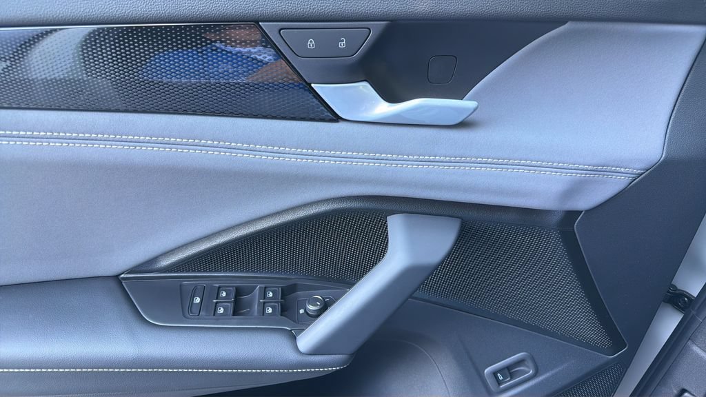 New 2026 Volkswagen Tiguan SE R-Line FWD image 19