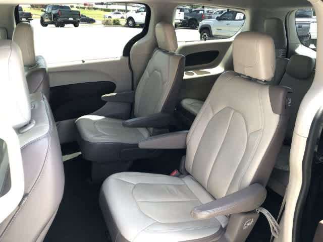 Used 2017 Chrysler Pacifica Touring-L FWD image 16