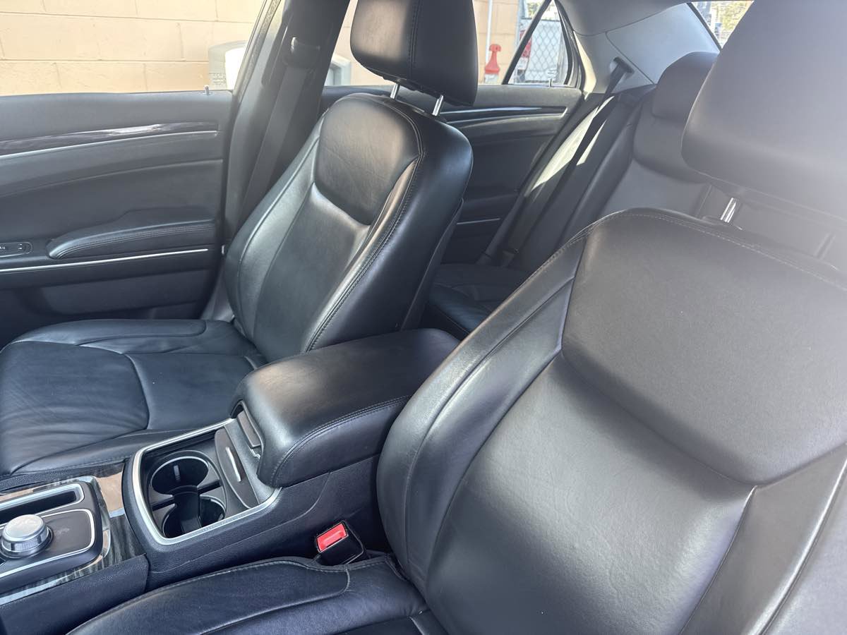 Used 2016 Chrysler 300 Limited image 10