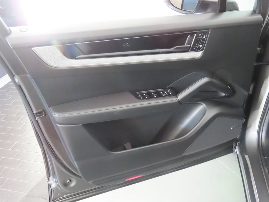 Certified 2025 Porsche Cayenne AWD/4WD image 35
