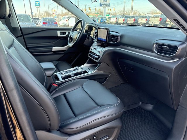Used 2022 Ford Explorer XLT w/ Equipment Group 202A image 10
