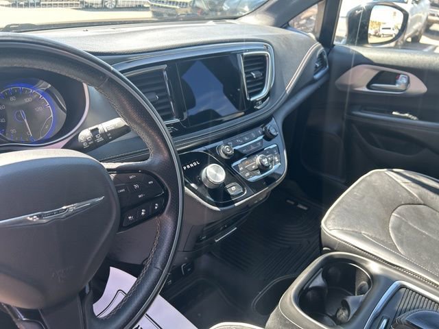 Used 2018 Chrysler Pacifica Limited w/ Advanced Safetytec Group FWD image 13