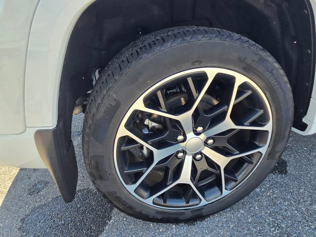 Used 2023 Jeep Grand Cherokee Summit AWD/4WD image 32