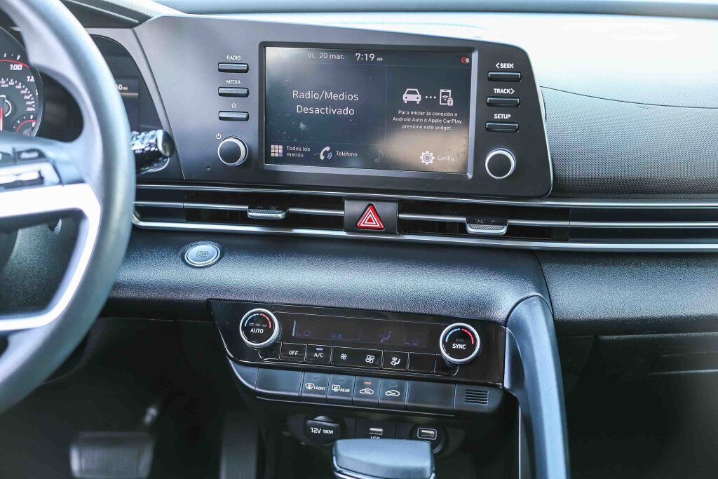 Used 2021 Hyundai Elantra SEL image 3