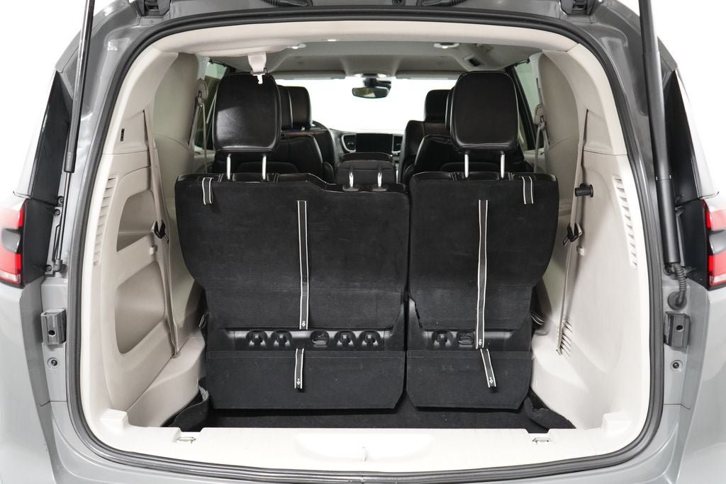 Used 2023 Chrysler Pacifica Touring-L FWD image 28