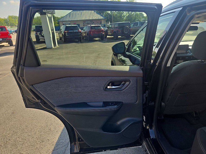 Used 2021 Nissan Rogue SV image 11
