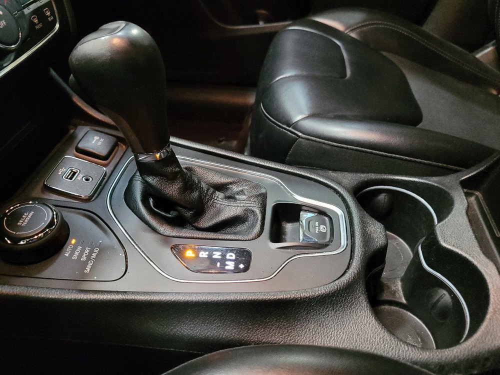 Used 2019 Jeep Cherokee Latitude Plus AWD/4WD image 26