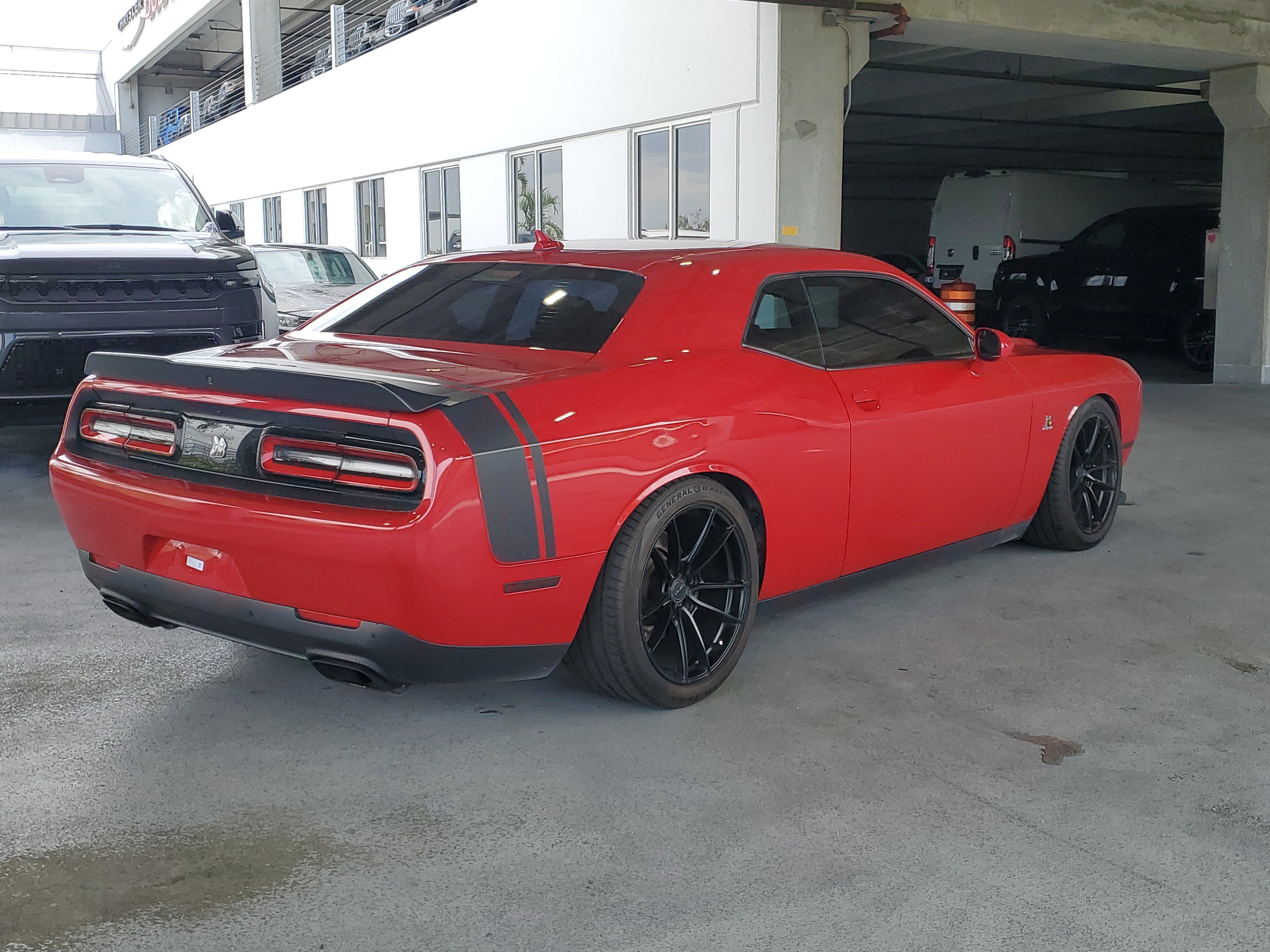 Used 2016 Dodge Challenger R/T Scat Pack w/ Leather Interior Group RWD image 2
