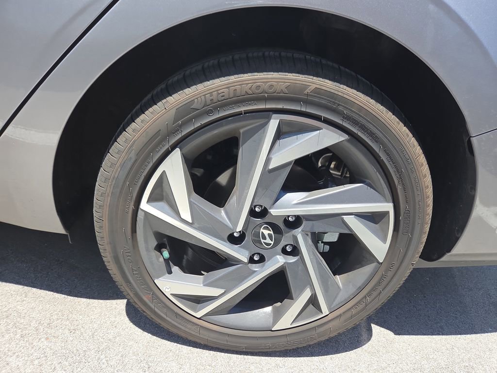 Used 2025 Hyundai Elantra Limited FWD image 7