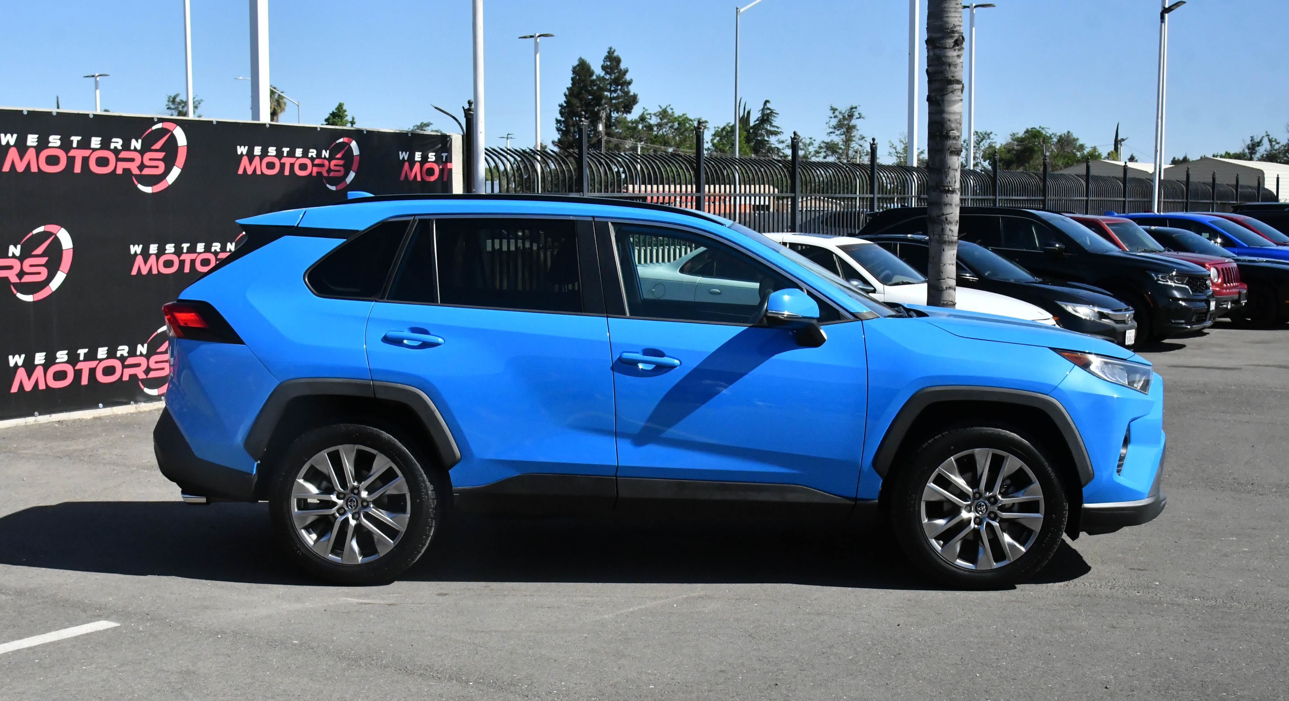 Used 2020 Toyota RAV4 XLE Premium FWD image 9