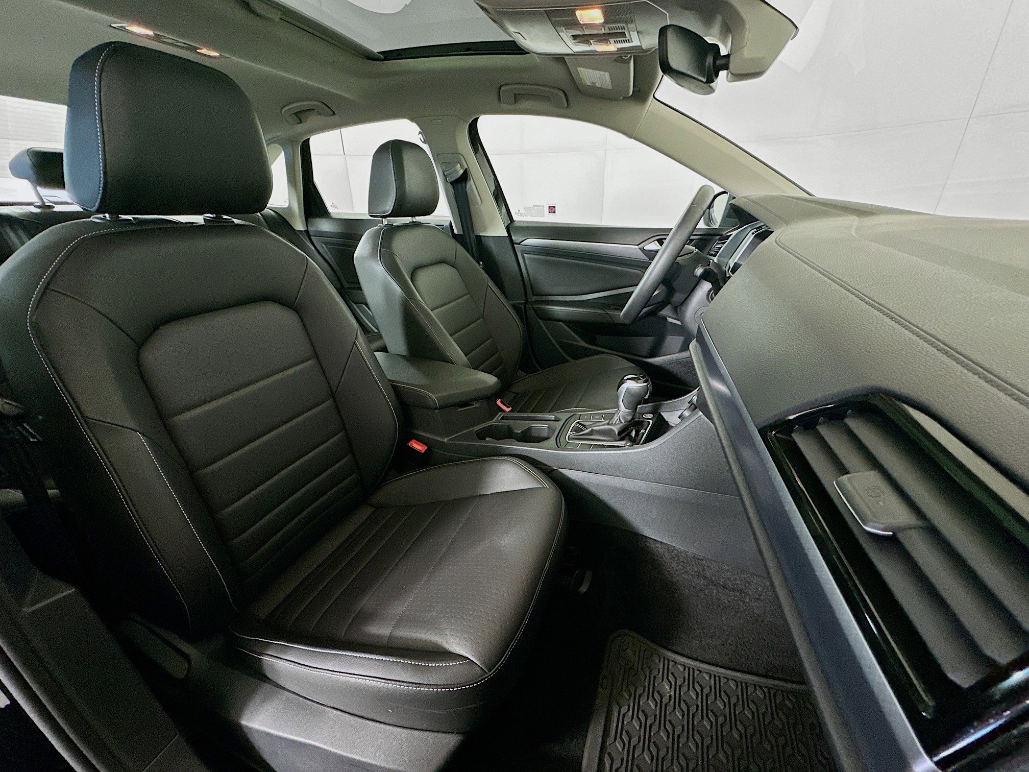 Used 2024 Volkswagen Jetta SE w/ Panoramic Sunroof Package FWD image 29