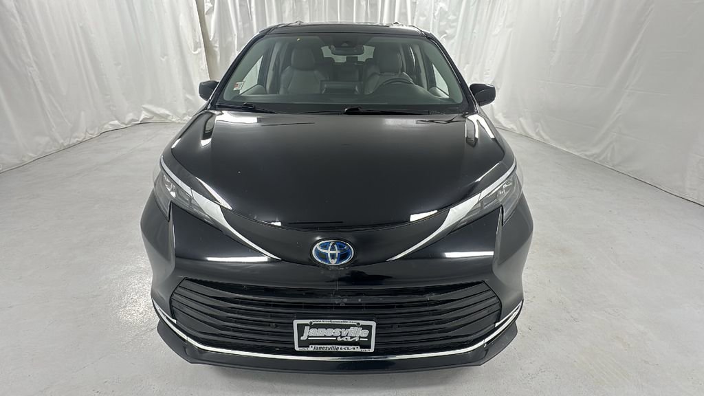 Used 2024 Toyota Sienna XLE image 8