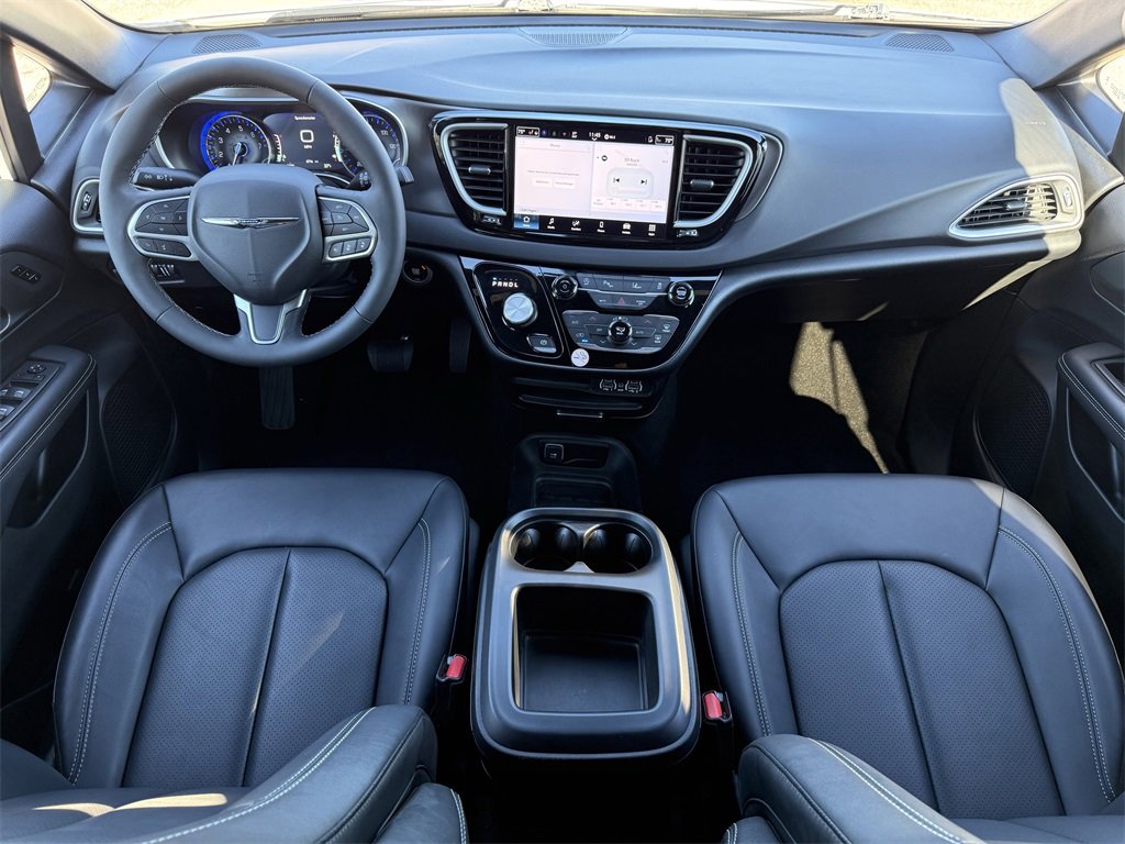 Used 2025 Chrysler Pacifica Select image 14