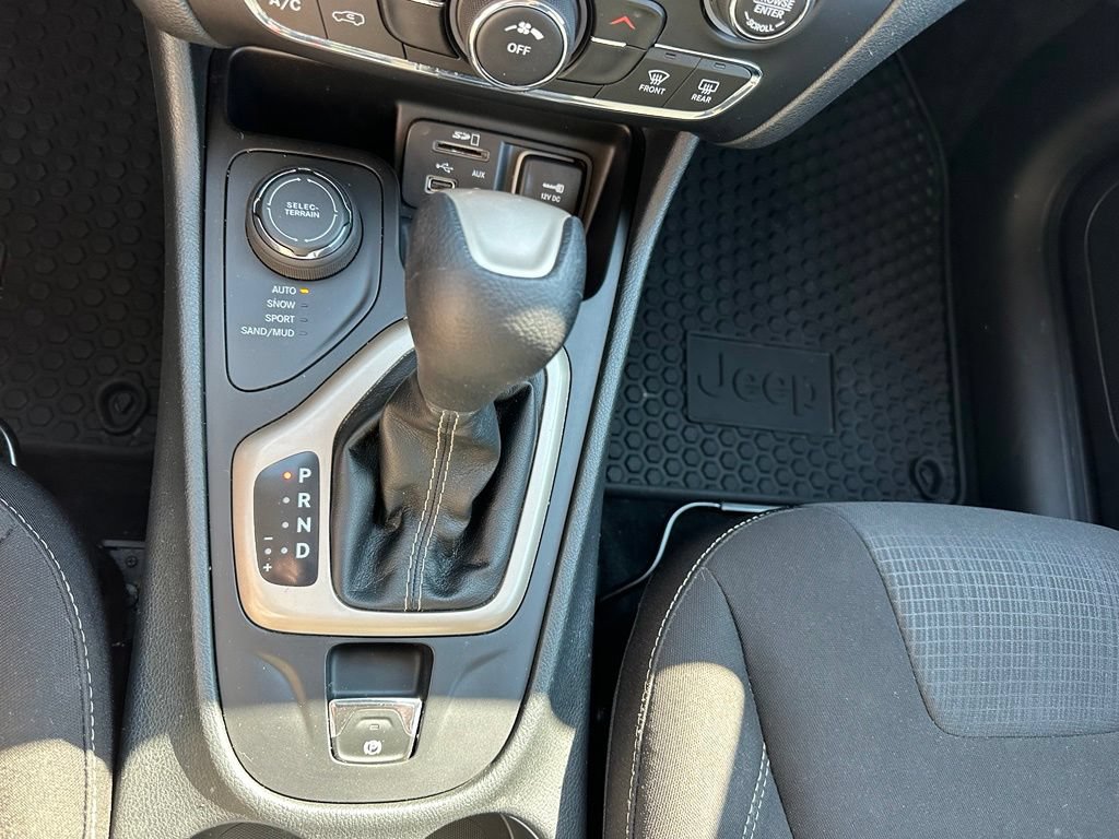 Used 2016 Jeep Cherokee Latitude w/ Cold Weather Group AWD/4WD image 13