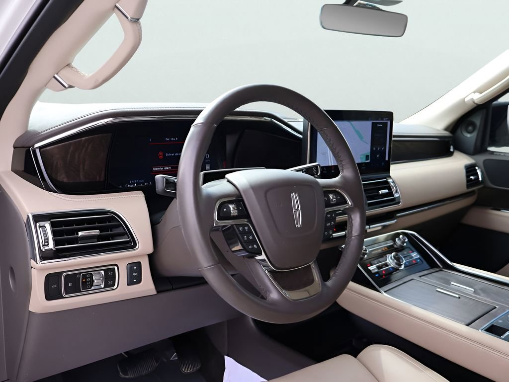 Used 2024 Lincoln Navigator Premiere image 19