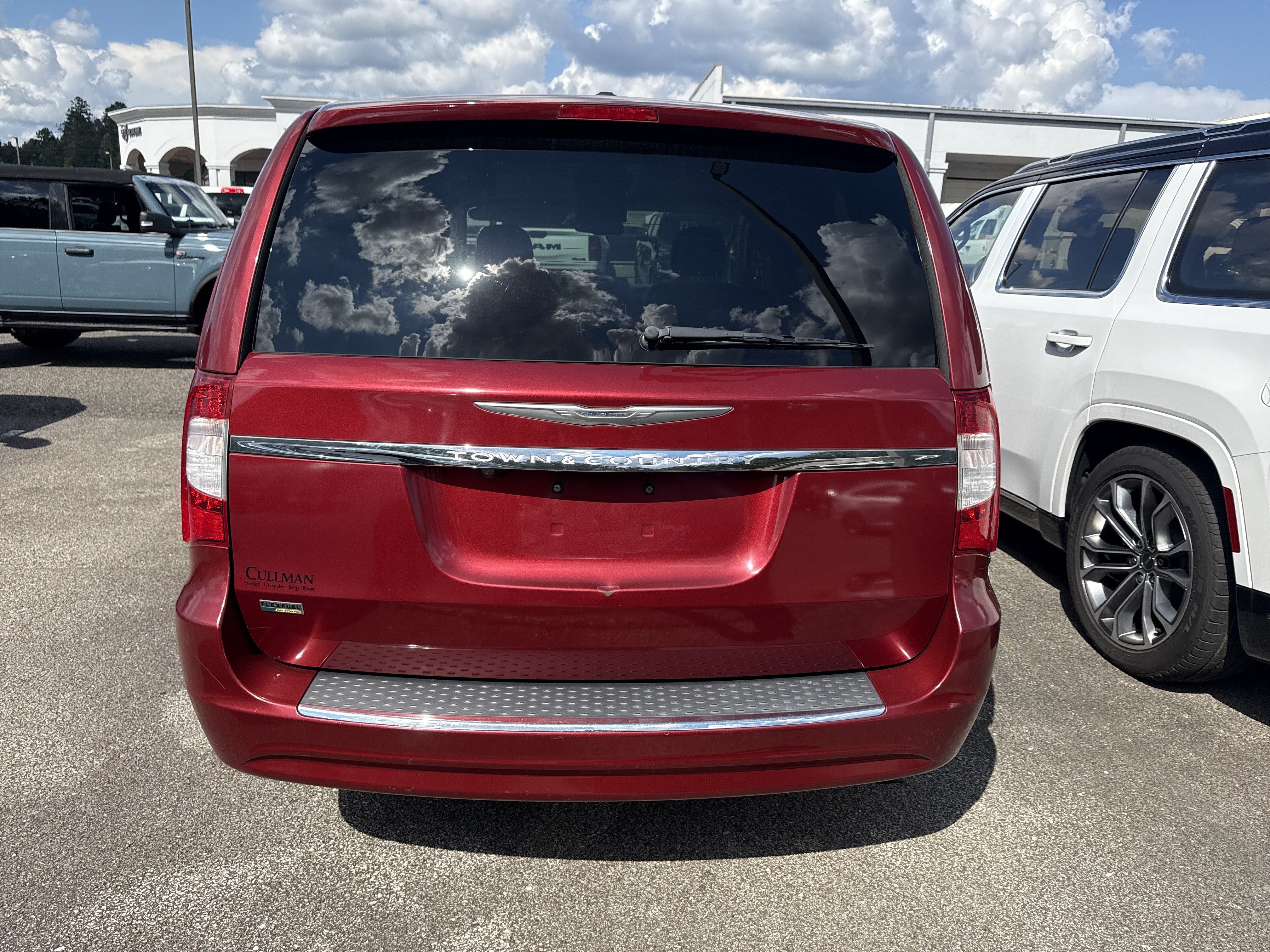 Used 2014 Chrysler Town & Country Touring FWD image 9