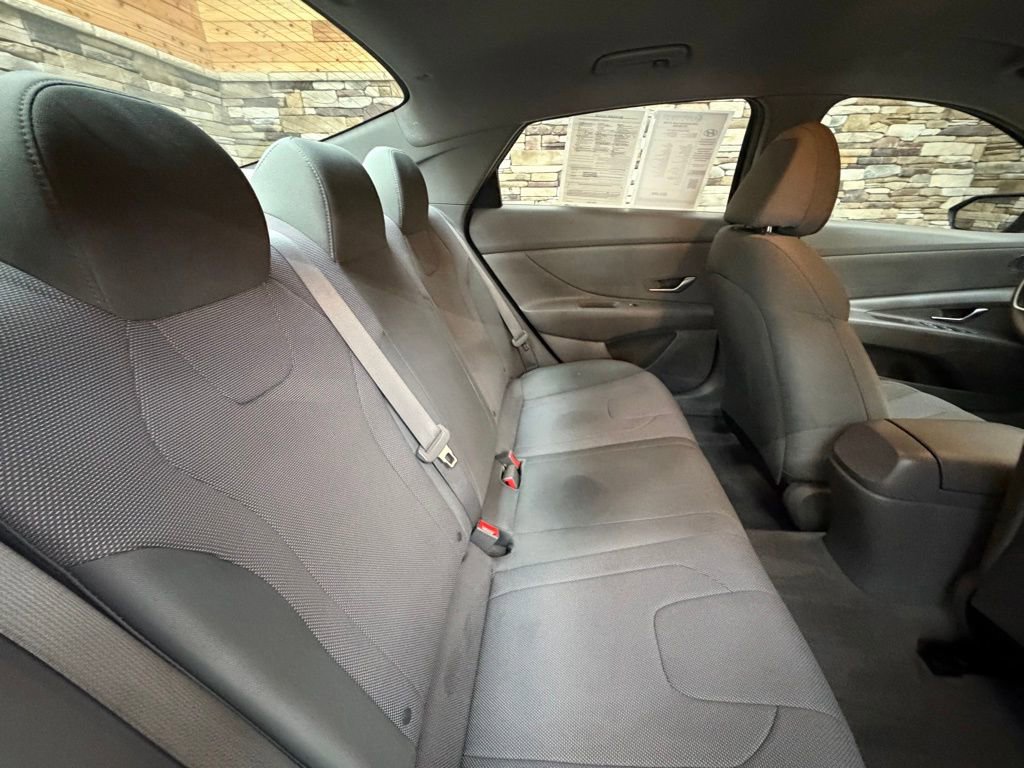 Used 2022 Hyundai Elantra SE image 29