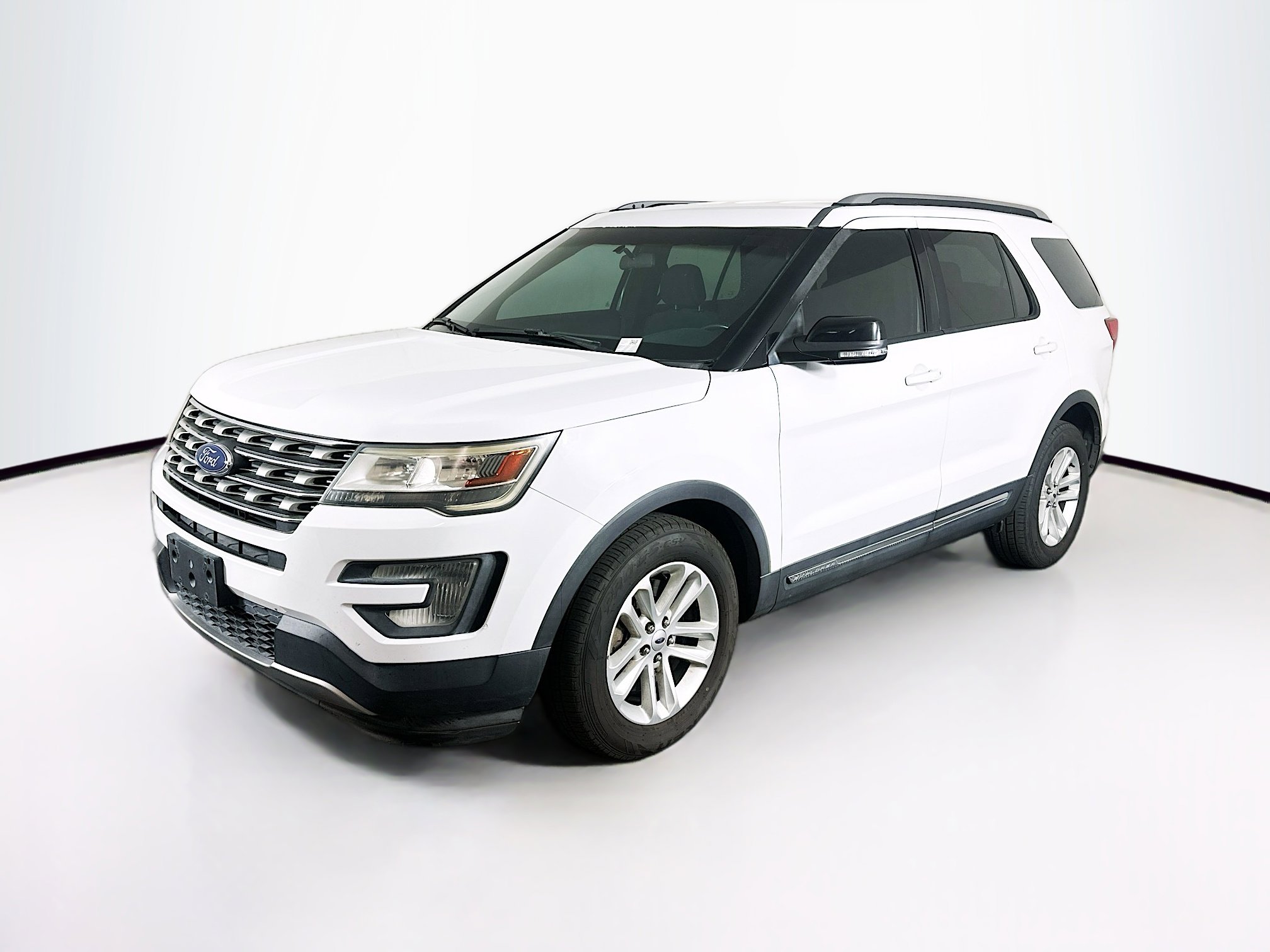 Used 2017 Ford Explorer XLT image 3