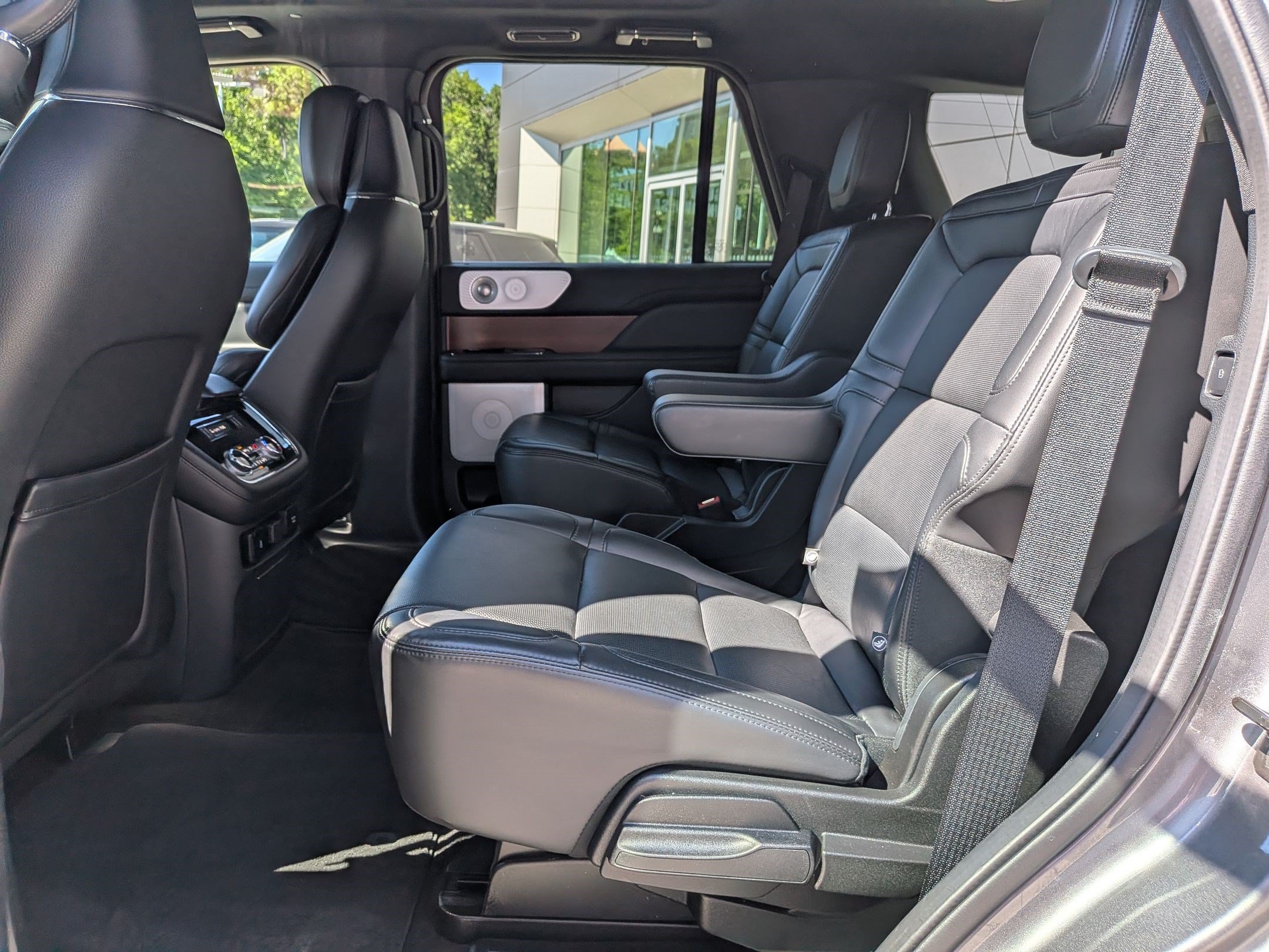 Used 2021 Lincoln Navigator Reserve w/ Luxury Package AWD/4WD image 28
