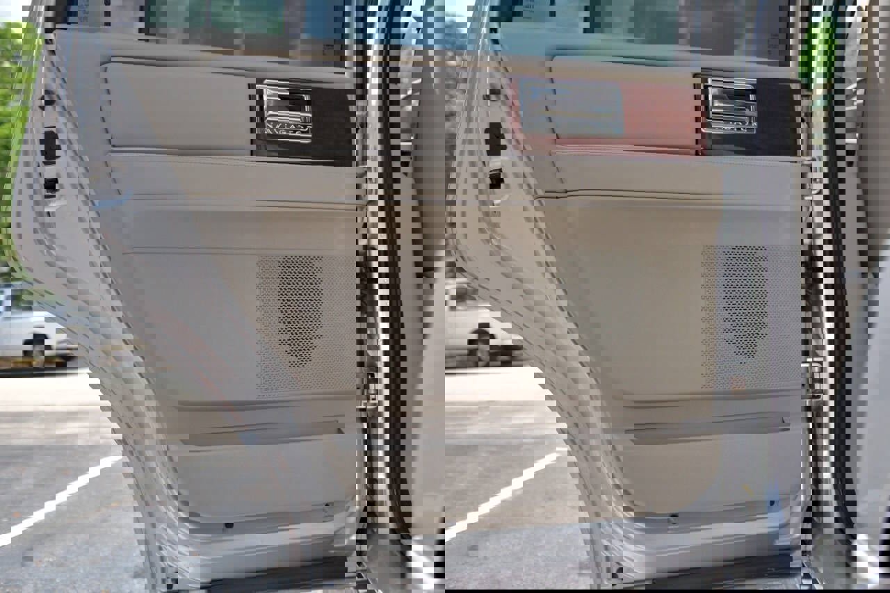 Used 2014 Lincoln Navigator Base 4x2 4dr SUV image 13