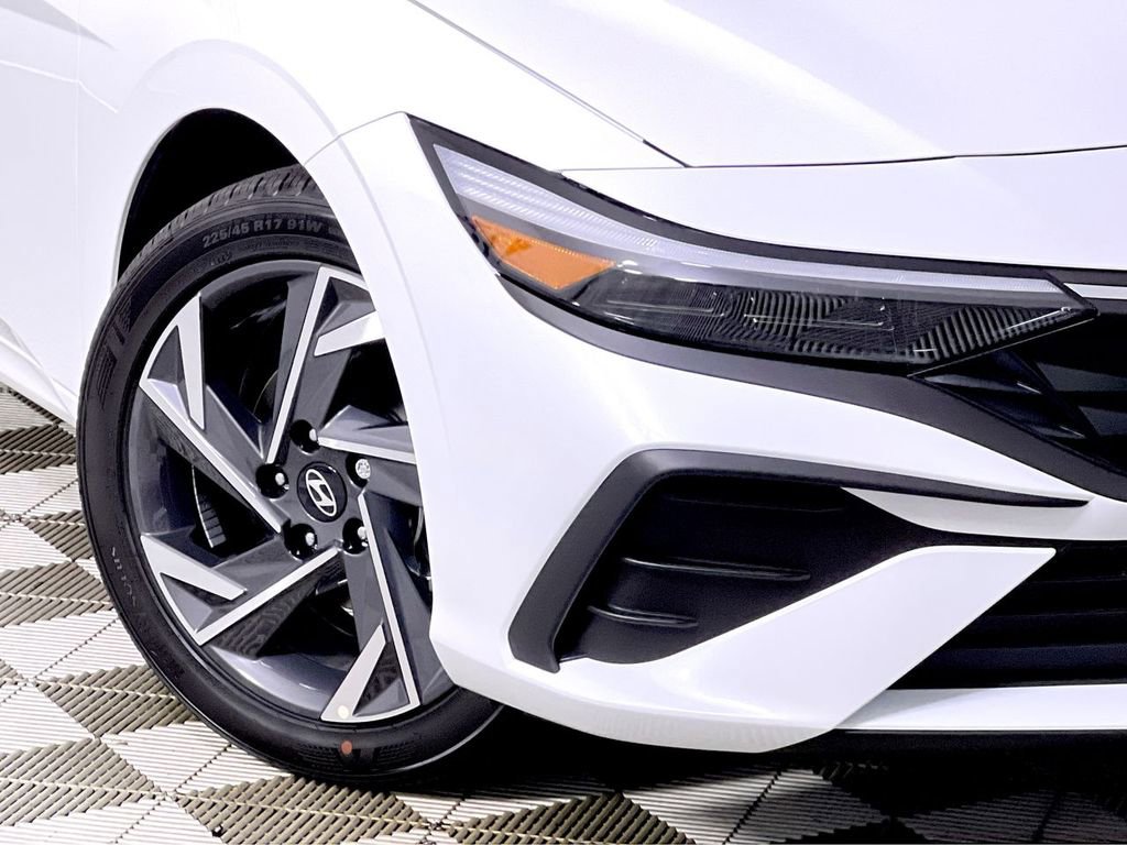 Used 2025 Hyundai Elantra Sport image 12