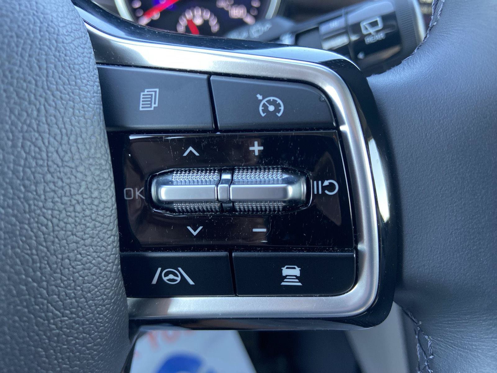 Used 2023 Kia Carnival EX FWD image 27